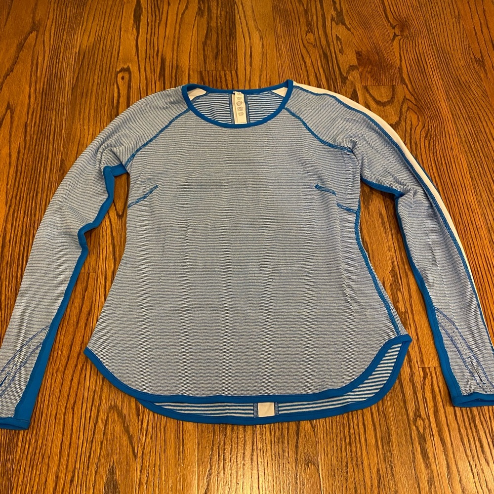 Lululemon Woman’s Reversible top long sleeve tee shirt blue sz 6